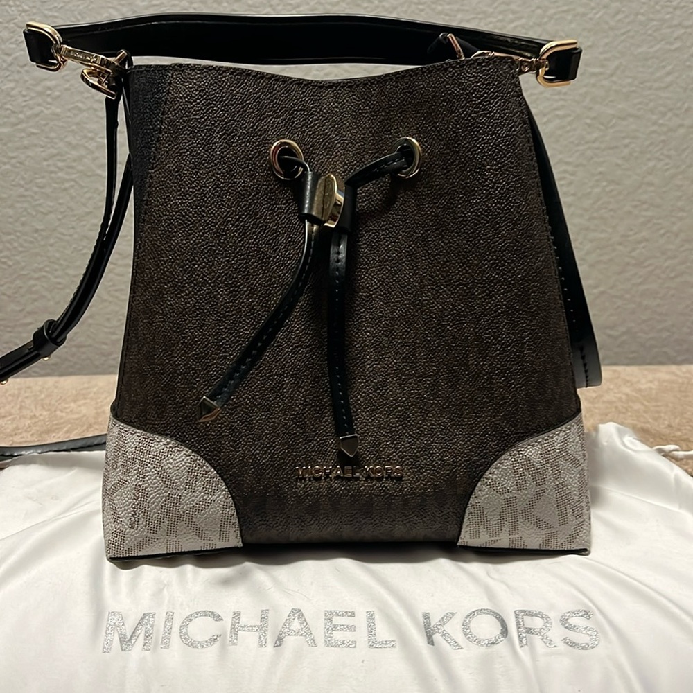Adorable Michael Kors bucket bag
